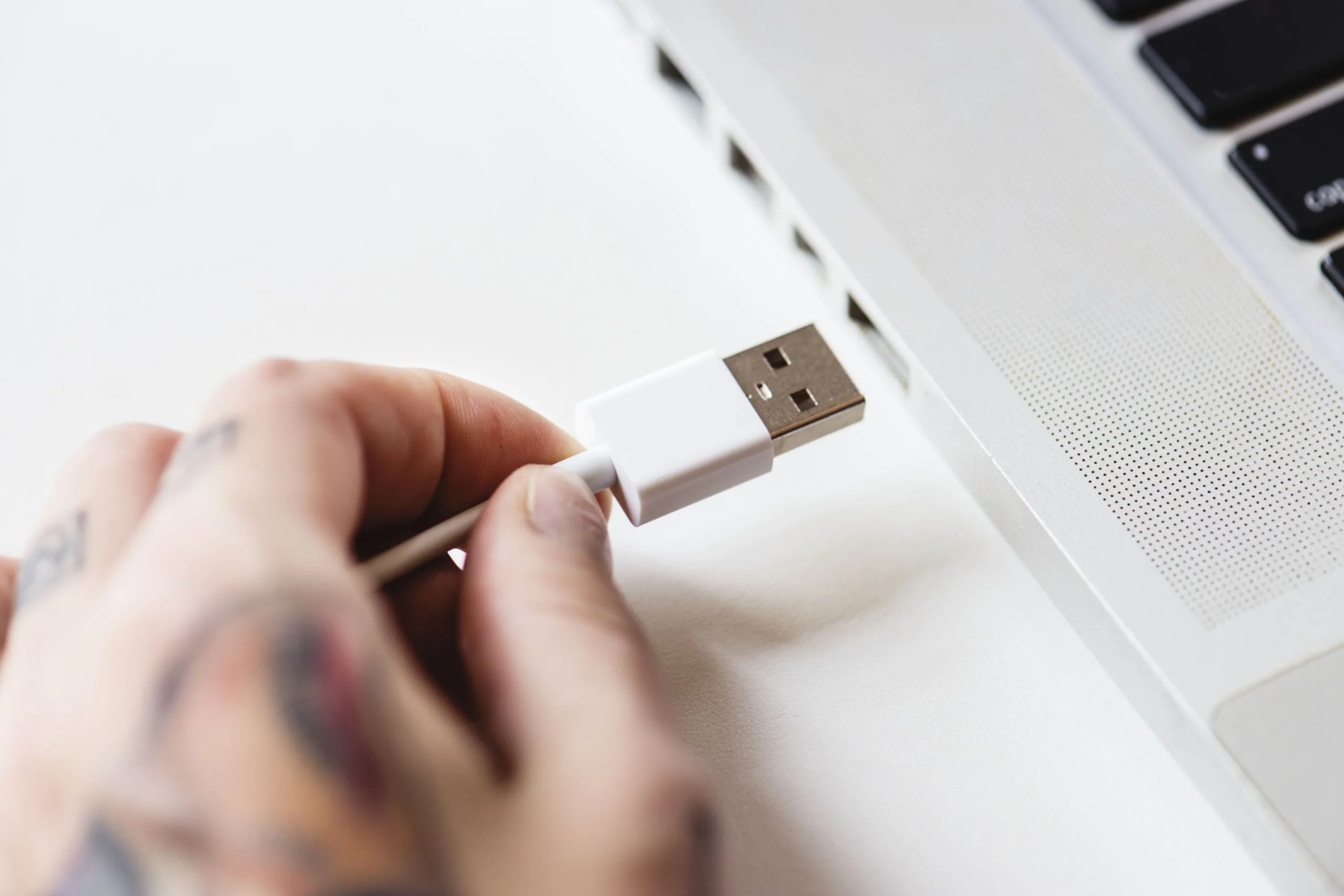 Cabo USB-C de R$ 20 vs. R$ 200: O que realmente muda no desempenho?