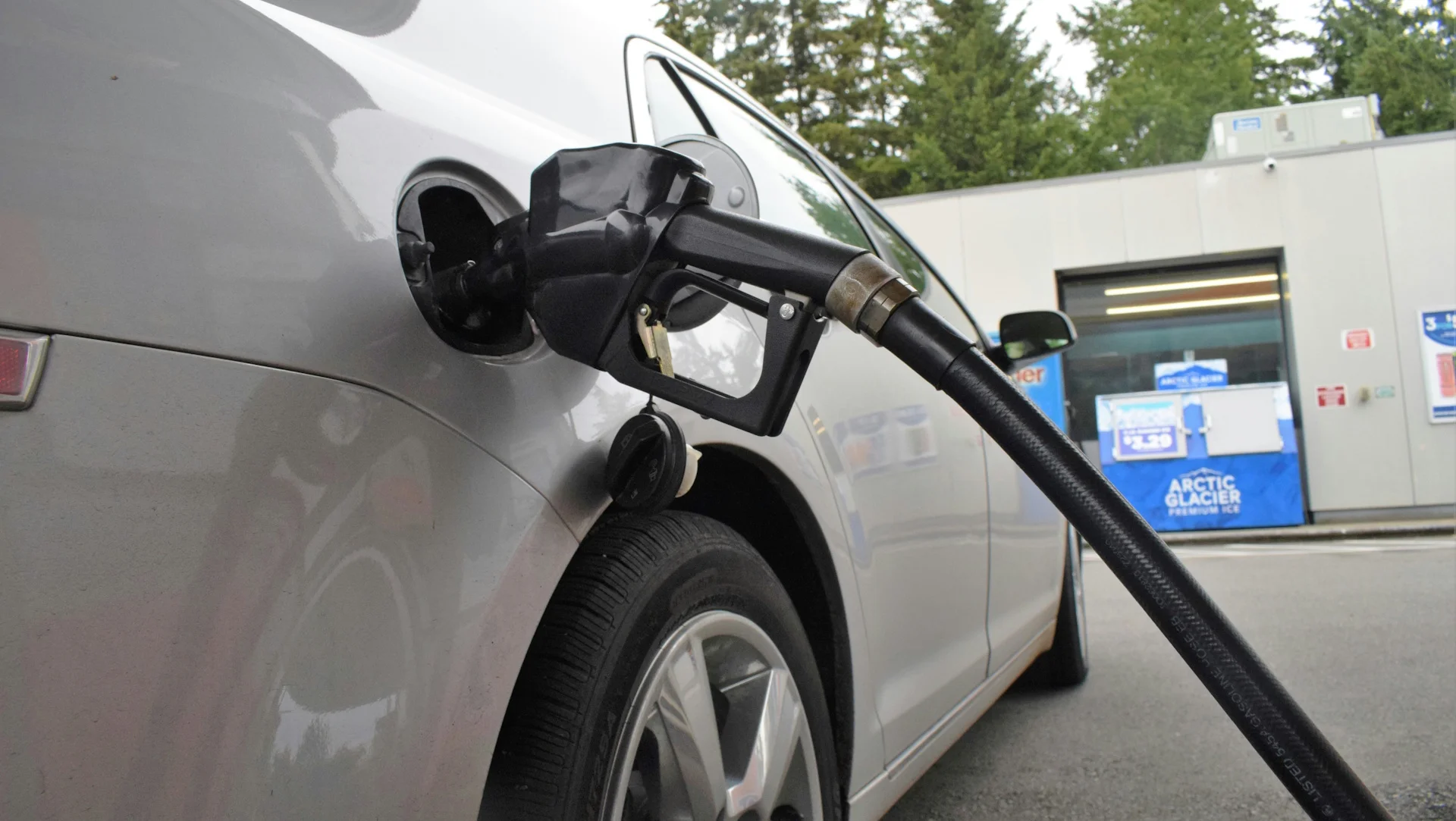 Carros exclusivamente a gasolina perdem maioria das vendas globais pela primeira vez