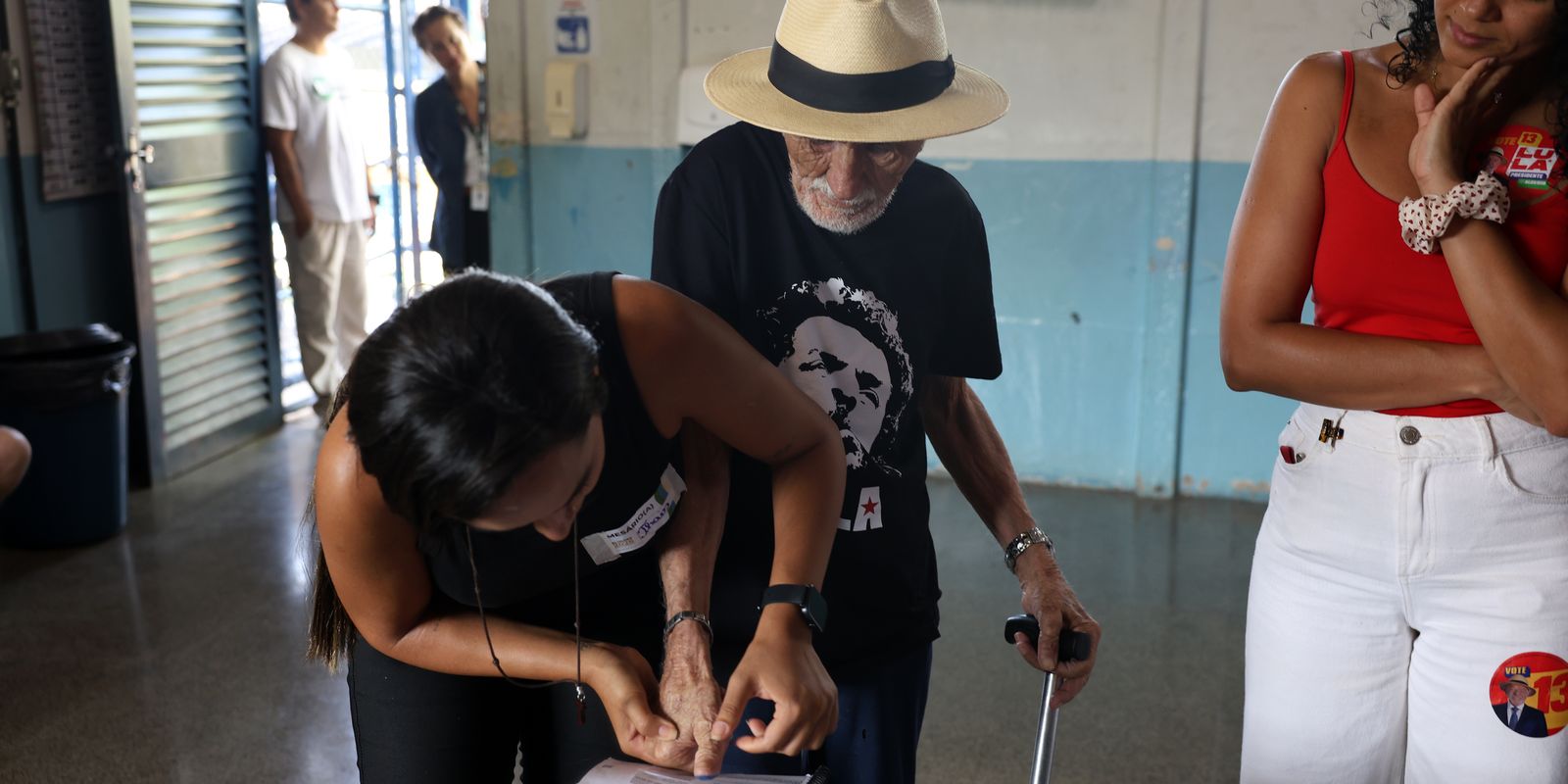 Eleitores de todas as idades vão às urnas pelo futuro do país