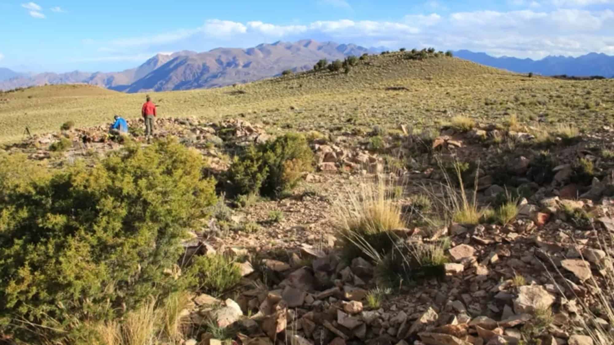 Estrutura misteriosa nos Andes argentinos intriga arqueólogos após descoberta via satélite