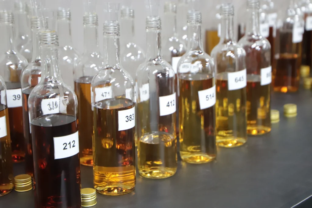 O que faz uma cachaça ser premiada? Conheça os bastidores da avaliação