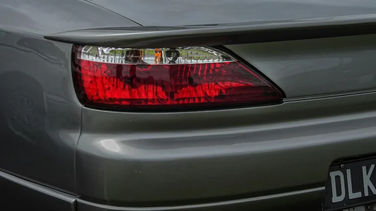 Por que alguns carros têm luz de ré de um lado só? Entenda a regra