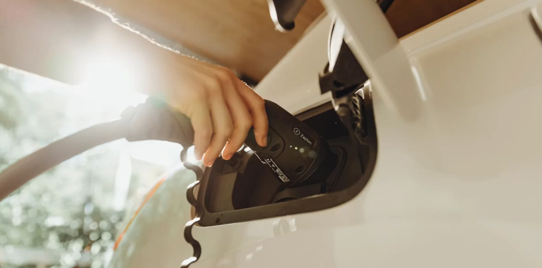 Por que carros elétricos e celulares reduzem a velocidade de carga após 80%?