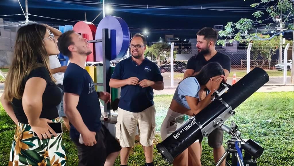 Projeto leva telescópios para praças públicas para combater desinformação científica