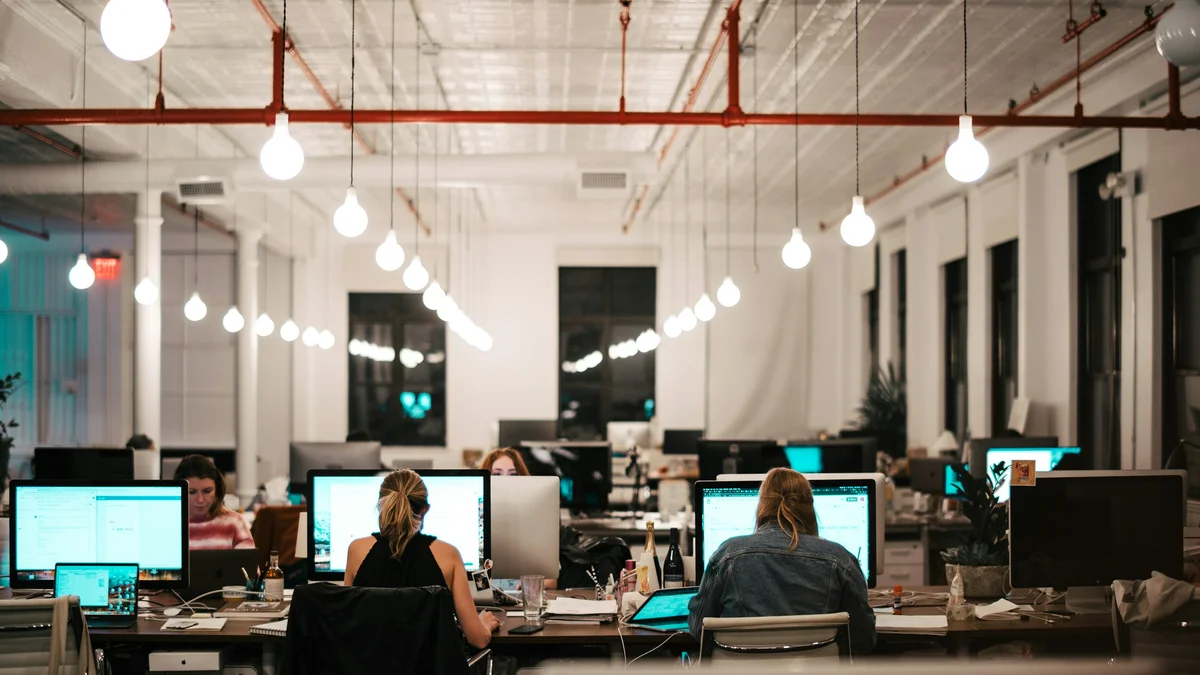 Uso avançado de Inteligência Artificial eleva carga de trabalho, aponta pesquisa